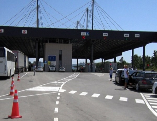 Sırbistan, Kosova’ya olan sınırını tek taraflı olarak açtı