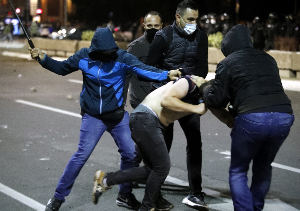 Sırbistan’da Covid-19 tedbirleri protesto edildi, hükümetten geri adım sinyali geldi
