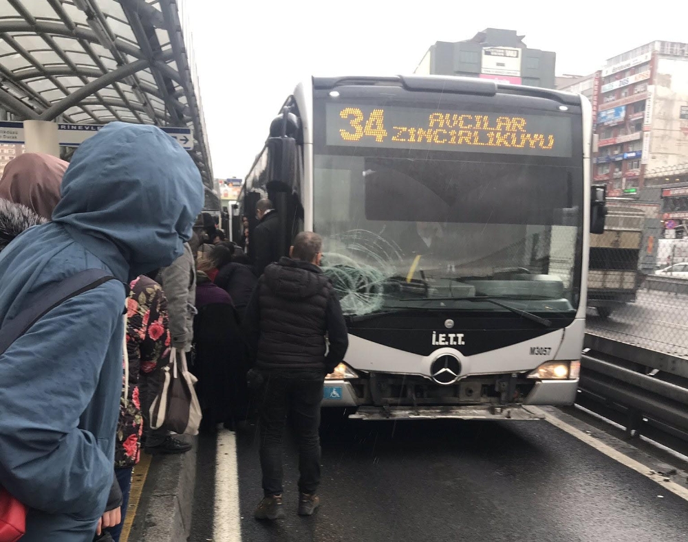 Şirinevlerde Metrobüs Yolcuya Çaptı