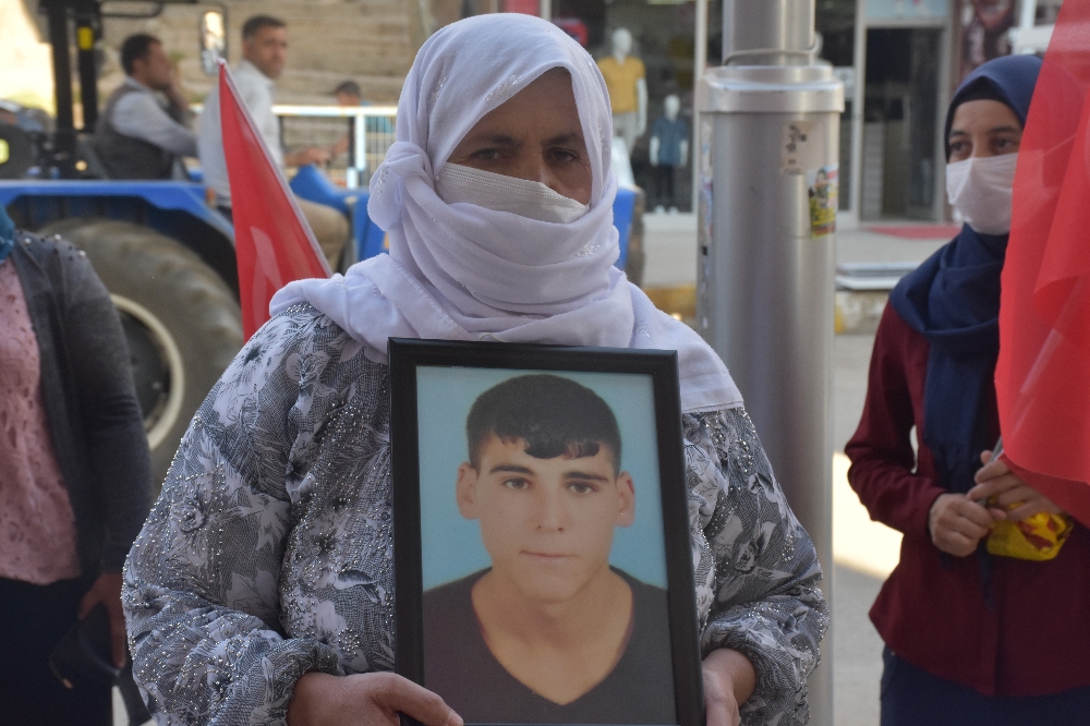Şırnaklı anne HDP il binasına gelerek dağa kaçırılan oğlunu istedi