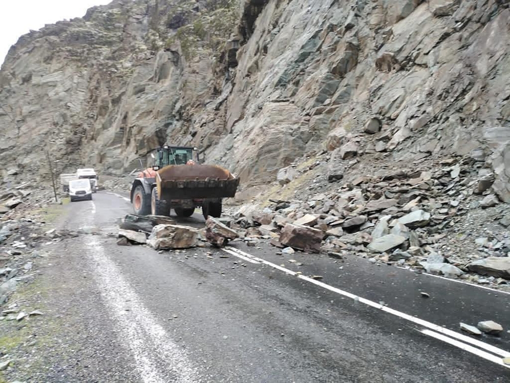 Şırnak’ta heyelan: Kaya parçalarının düştüğü yol trafiğe kapandı