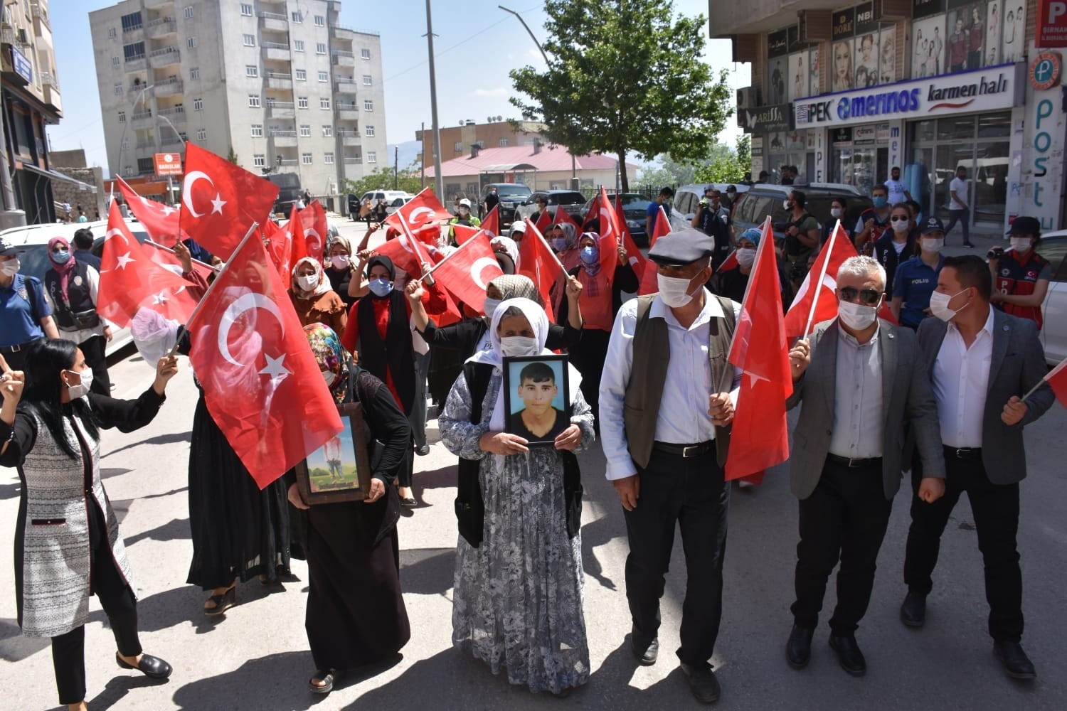 Şırnak’ta terör mağduru aileler HDP İl Başkanlığı binası önünde eylem yaptı