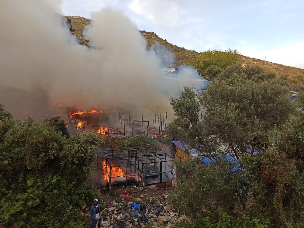 Sisam Adası’ndaki yangınzede göçmenler sokaklarda yatıyor