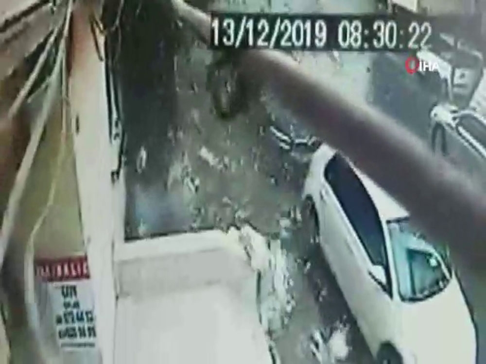 Şişlide 6 Katlı Binanın Çatı Katının Çökme Anı Kamerada