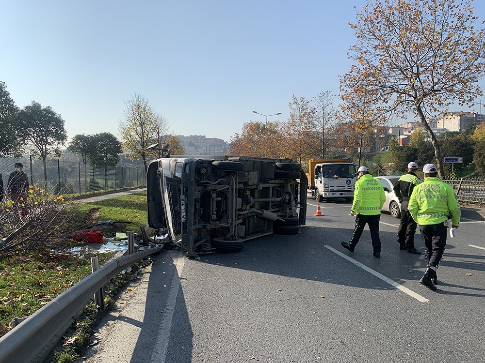 Şişli’de araçla çarpışan kamyonet çimenlik alana devrildi