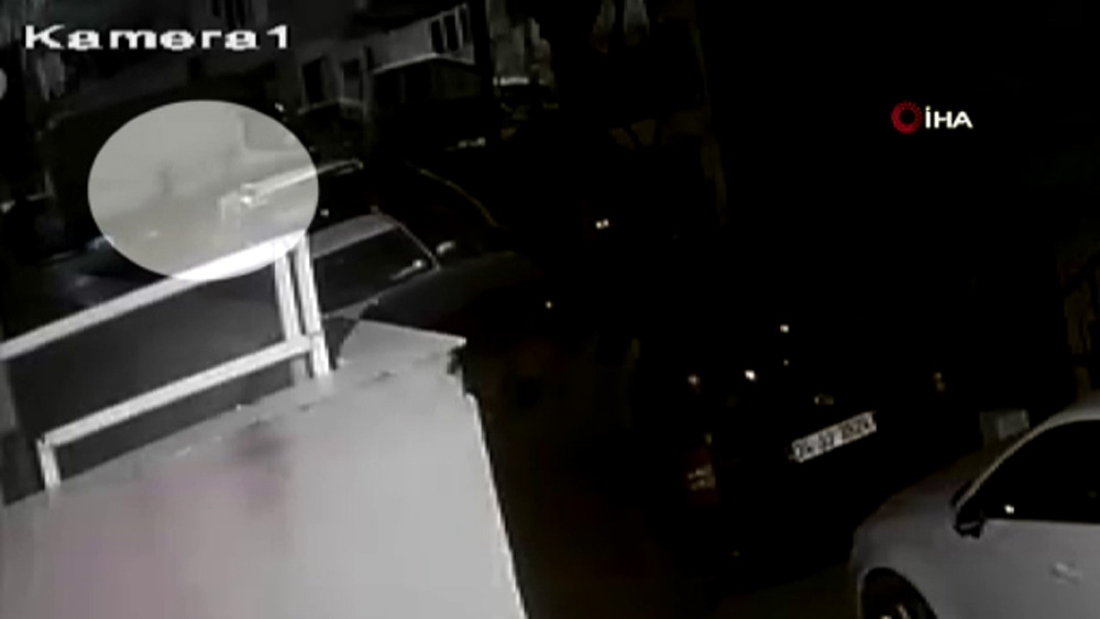 Şişli’de bebeğin çöp konteynerine bırakılma anı kamerada