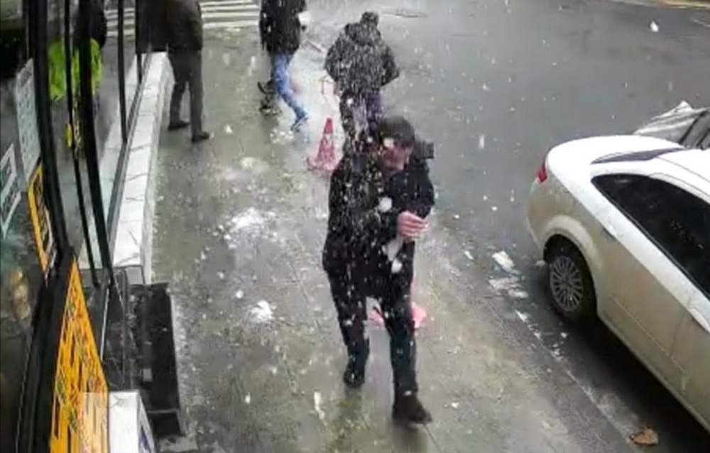 Şişli’de bir kişinin başına buz sarkıtı düştüğü an kamerada