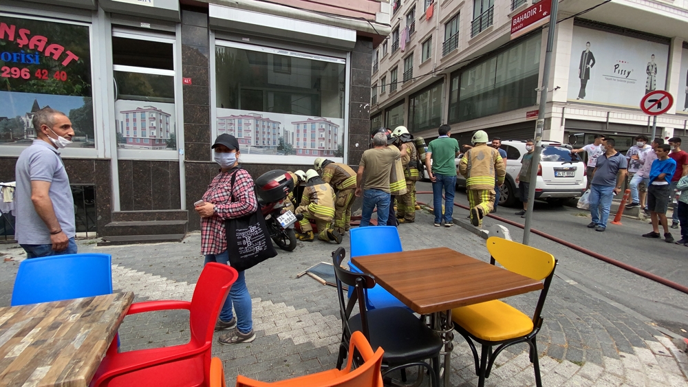 Şişli’de çıkan yangını söndürme esnasında sosyal mesafe kuralı unutuldu