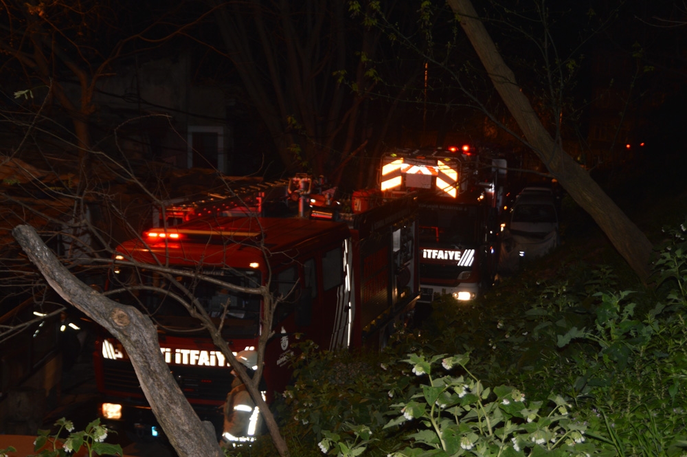 Şişli’de iki katlı ahşap bina alev alev yandı