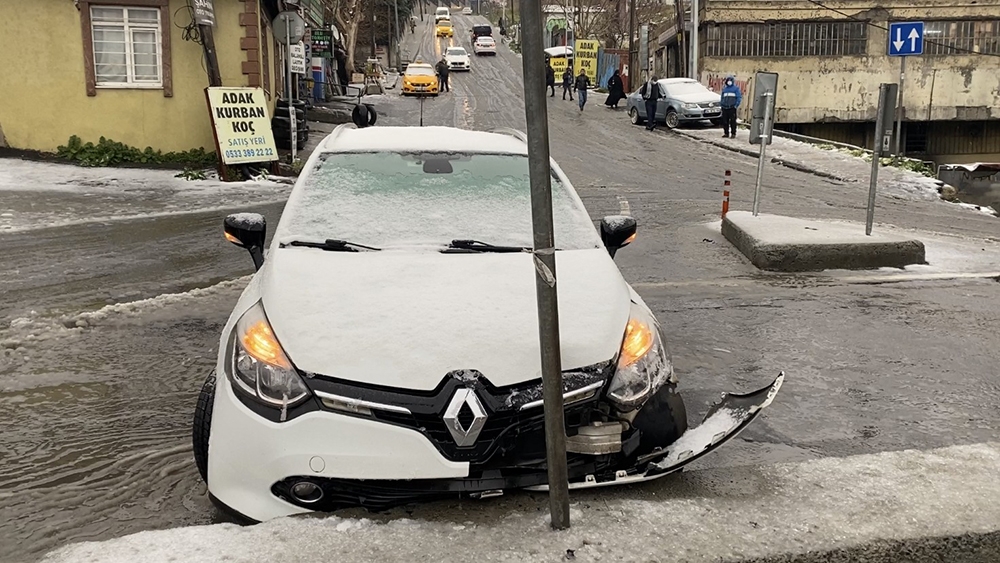 Şişli’de kayan aracın refüje çarpması kamerada