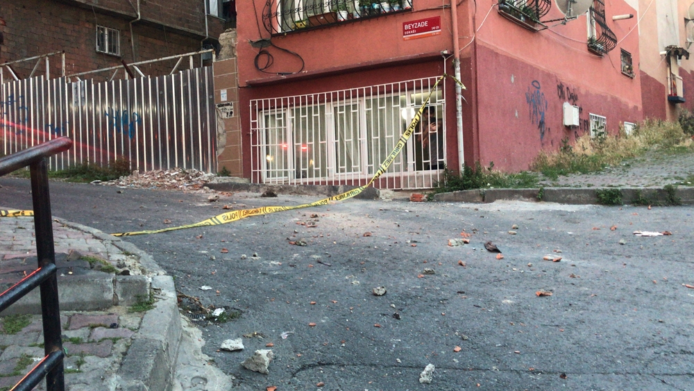 Şişli’de kopan beton parçalar aracı pert etti