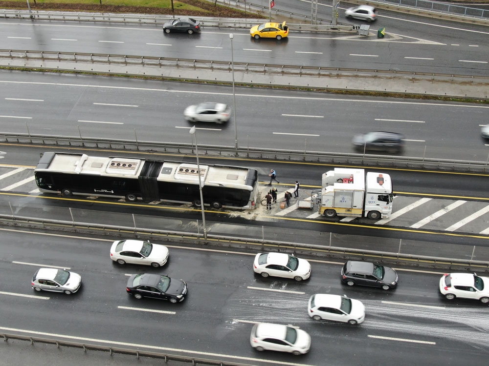 Şişli’de seyir halindeki metrobüste yangın çıktı