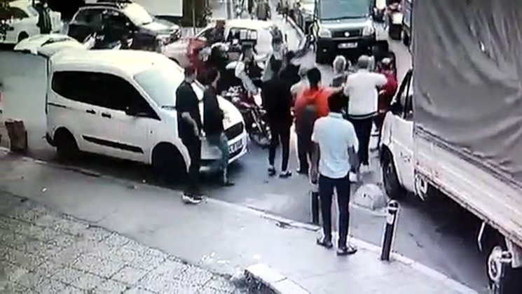 Şişli’de yabancı uyruklu şahsın bıçaklandığı kavga kamerada
