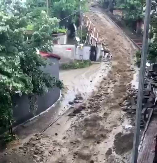 Şişli’de yağış sonrası sokakta seli aratmayan görüntü oluştu
