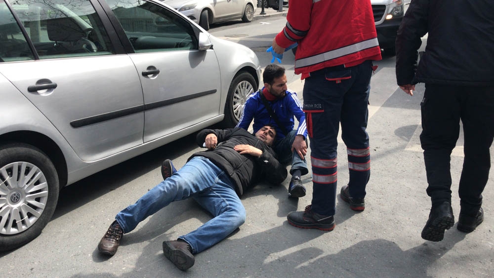 Şişli’de yaralı arkadaşa “sosyal mesafesiz” sarılış kamerada