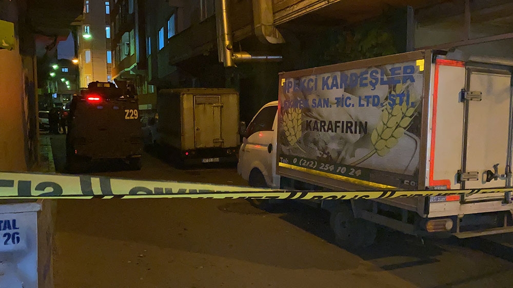 Şişli’de yolda yürüyen 18 yaşındaki gence silahlı saldırı