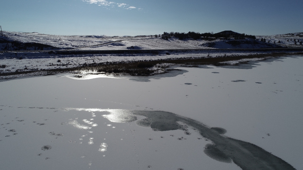 Sivas’ın en büyük gölü kısmen dondu