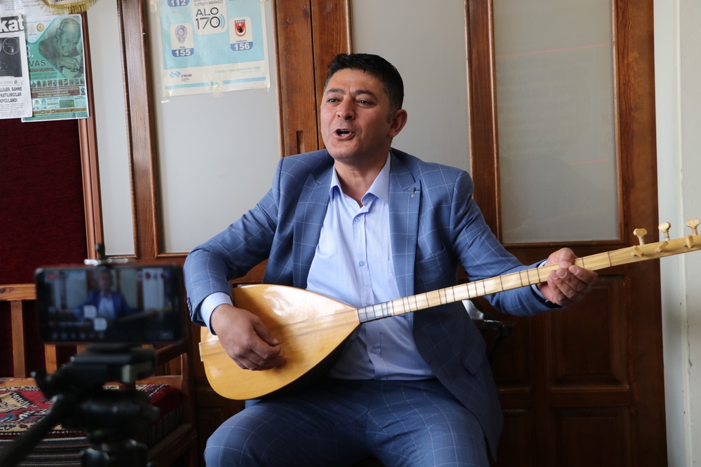 Sivaslı ozanlar online konserlerle, vatandaşları evde tutmaya çalışıyor