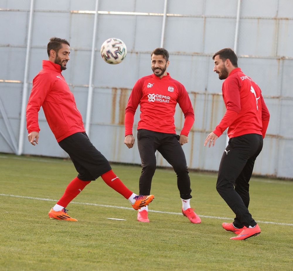 Sivasspor günü çift idmanla tamamladı