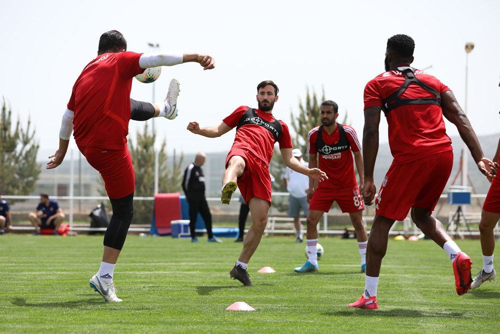 Sivasspor’da tedbirli idman devam ediyor