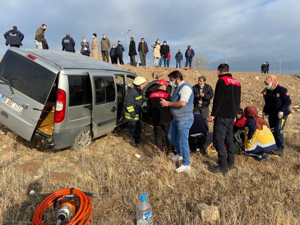 Sivas’ta lüks otomobilin çarptığı hafif ticari araç tarlaya uçtu: 2 yaralı