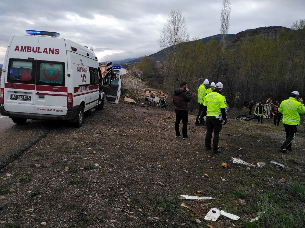 Sivas’ta otomobil dereye uçtu: 4 ölü
