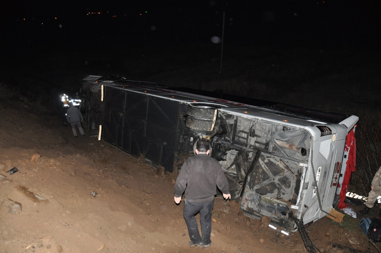 Sivas’ta yolcu otobüs tarlaya uçtu: 39 yaralı