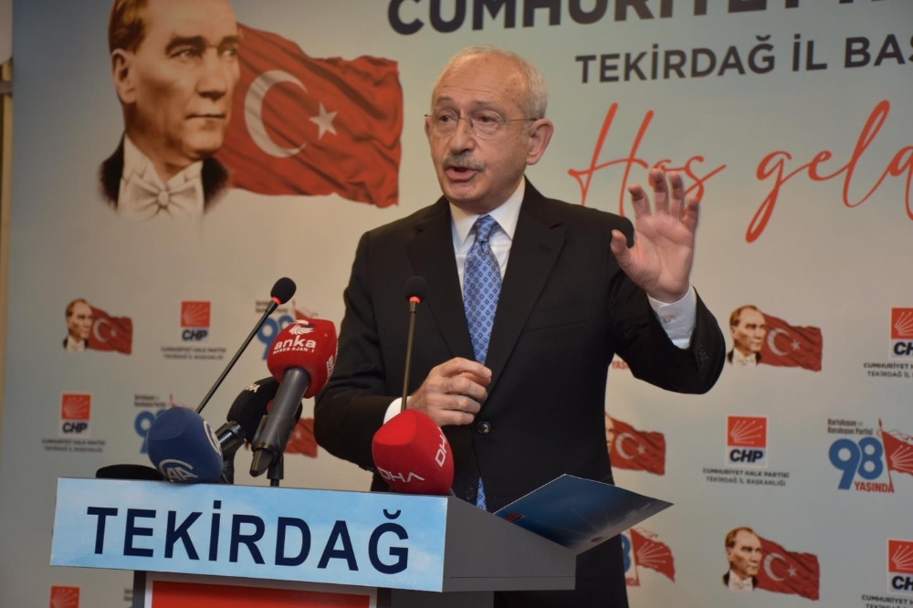 Siyasi partilerin kapatılması, siyasi partilerin sonlandırılması gibi bir süreci bırakmak zorundayız