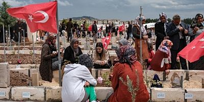 Siyasiler bayramı deprem bölgesinde karşıladı..