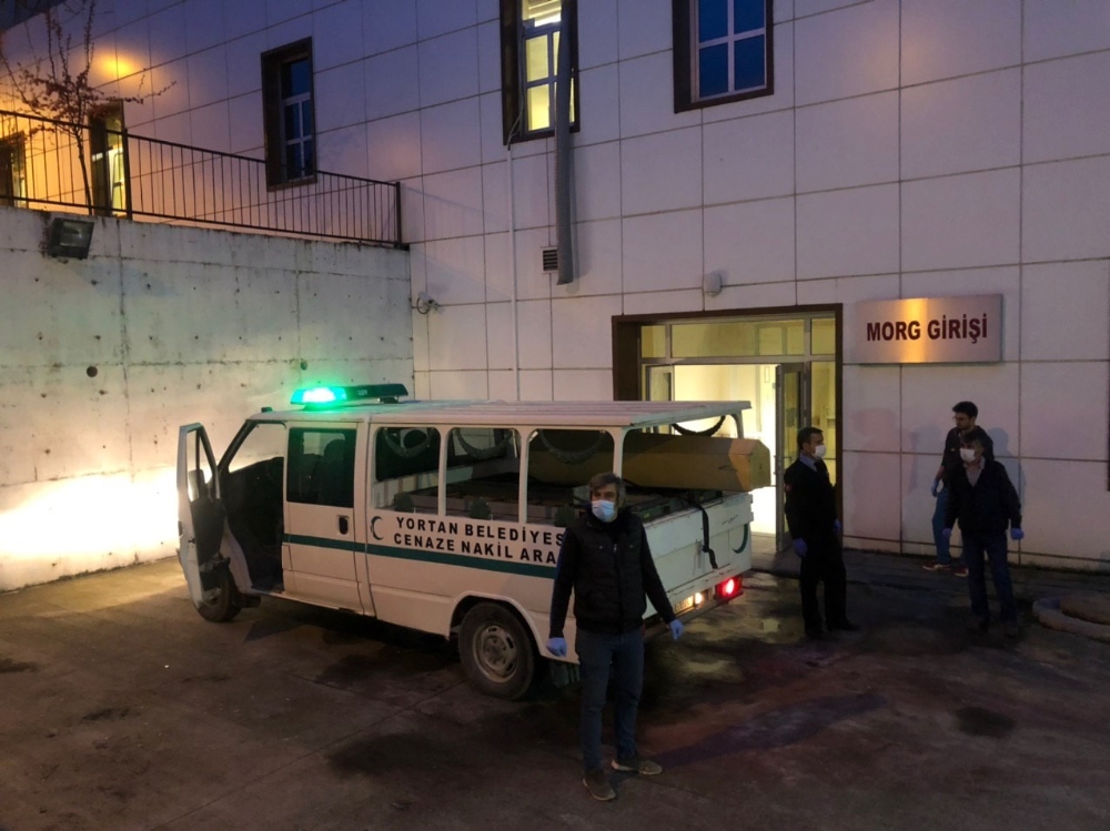 Şizofreni hastası kişi annesini bıçakla öldürdü