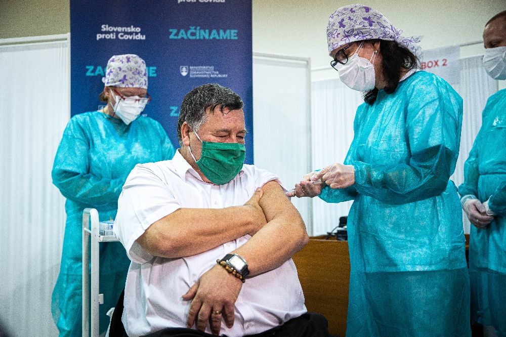 Slovakya’da ilk Covid-19 aşısı vuruldu