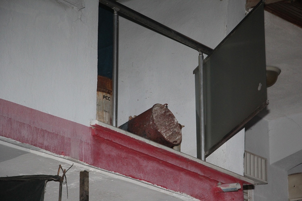 Soba kovası hazırlamak isterken ikinci kattan beton zemine çakıldı