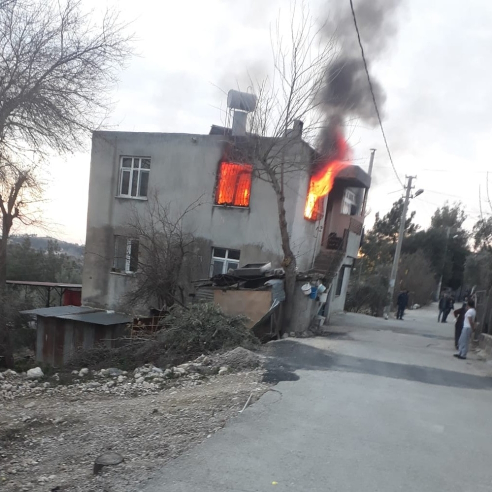 Sobadan çıkan kıvılcım evi yaktı