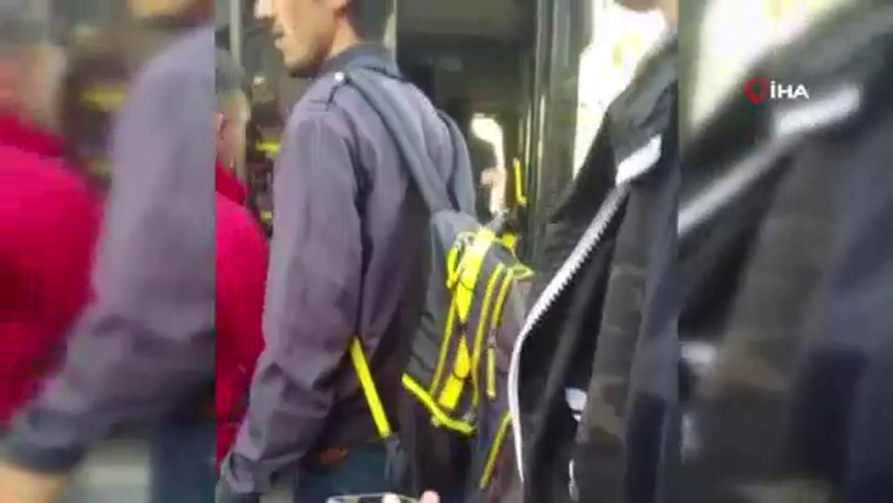 Şoför Kavgayı Ayırmayanlara Kızdı, Otobüsü Durdurdu