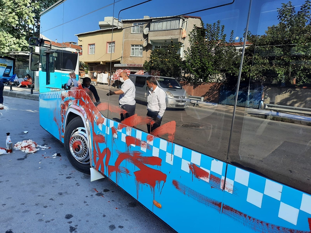 Şoföre kızdı, otobüsü yumrukladı, kırmızıya boyadı