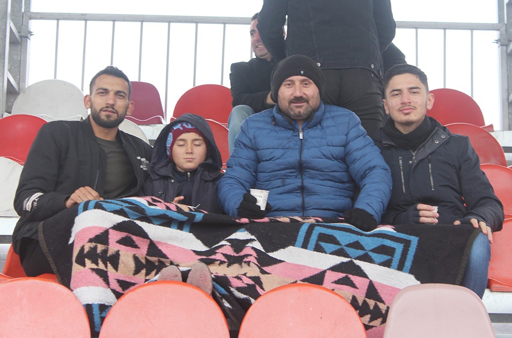 Soğuk Havaya Rağmen Battaniye İle Maç İzlediler