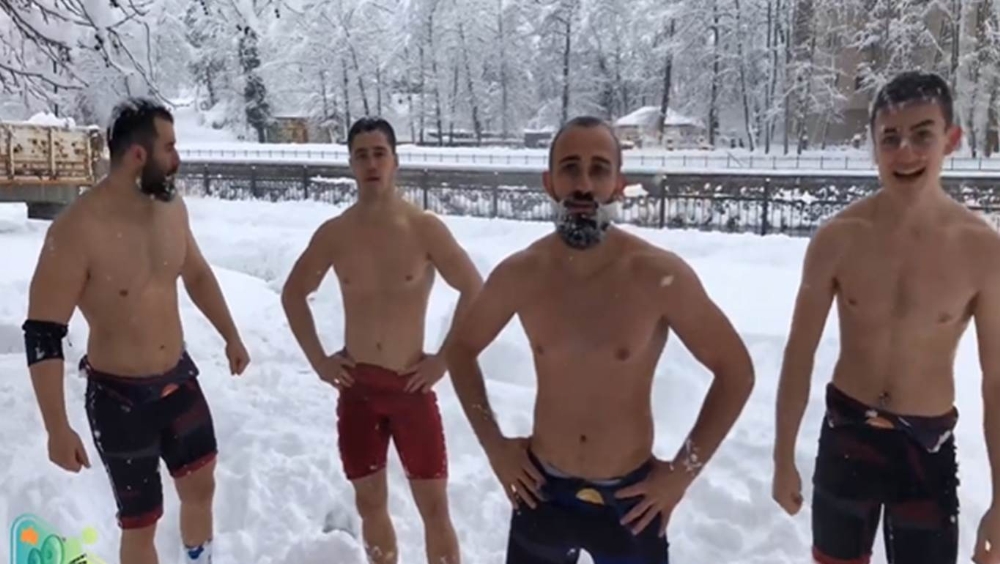 Soğuk havaya rağmen karda güreştiler