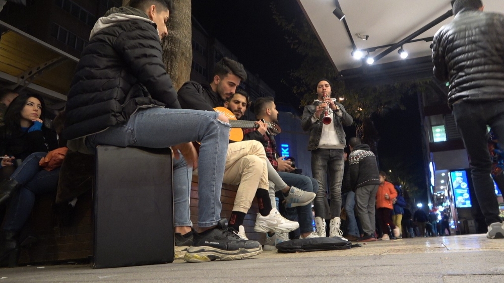 Soğuk Havayı Çaldıkları Müzik Ve Söyledikleri Şarkılar İle Isıtıyorlar