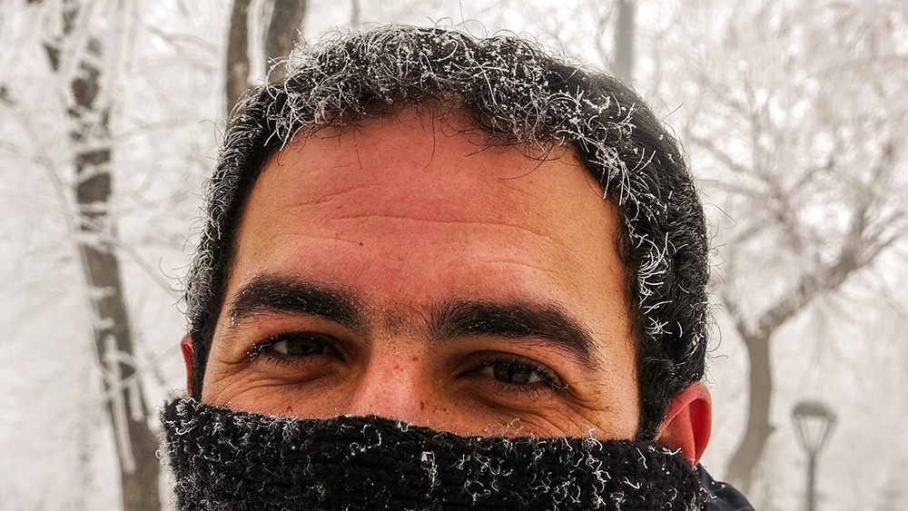 Soğuktan saçları, kirpikleri ve kaşları dondu