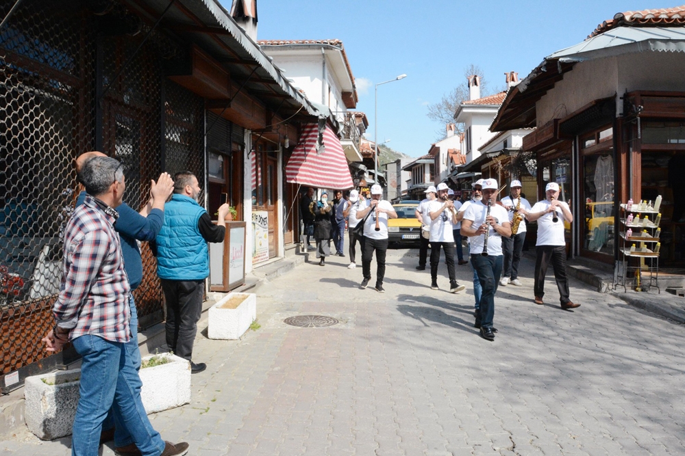 Sokağa çıkamayan vatandaşlara davullu zurnalı moral