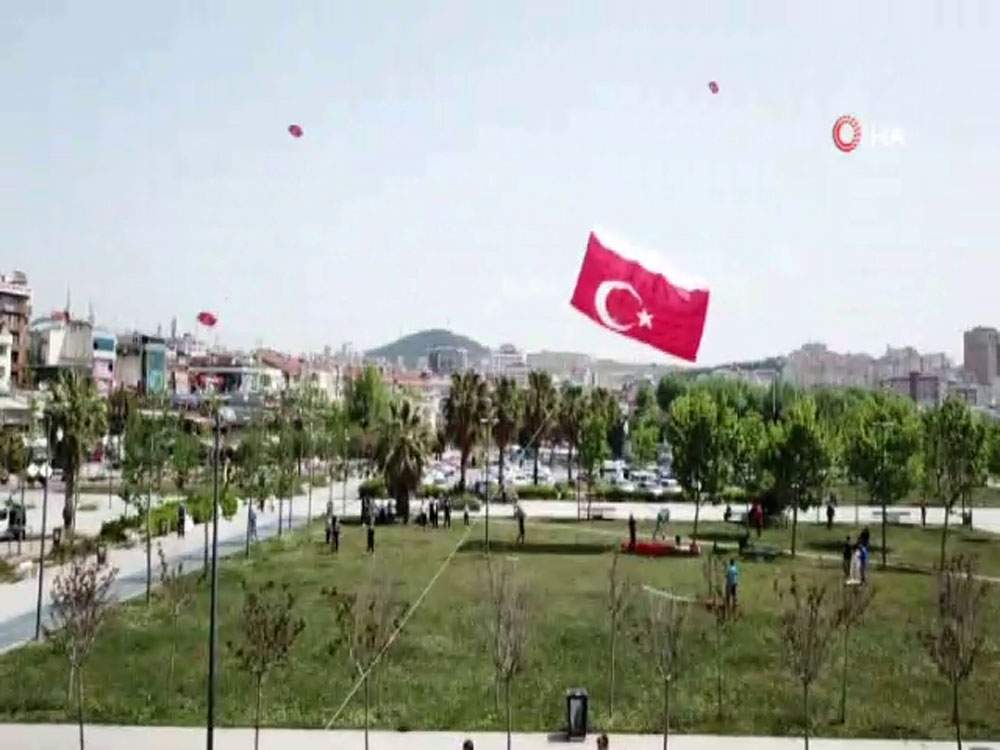 Sokağa çıkan gençlerin dev Türk bayrak motifli uçurtma ile 19 Mayıs kutlaması havadan görüntülendi