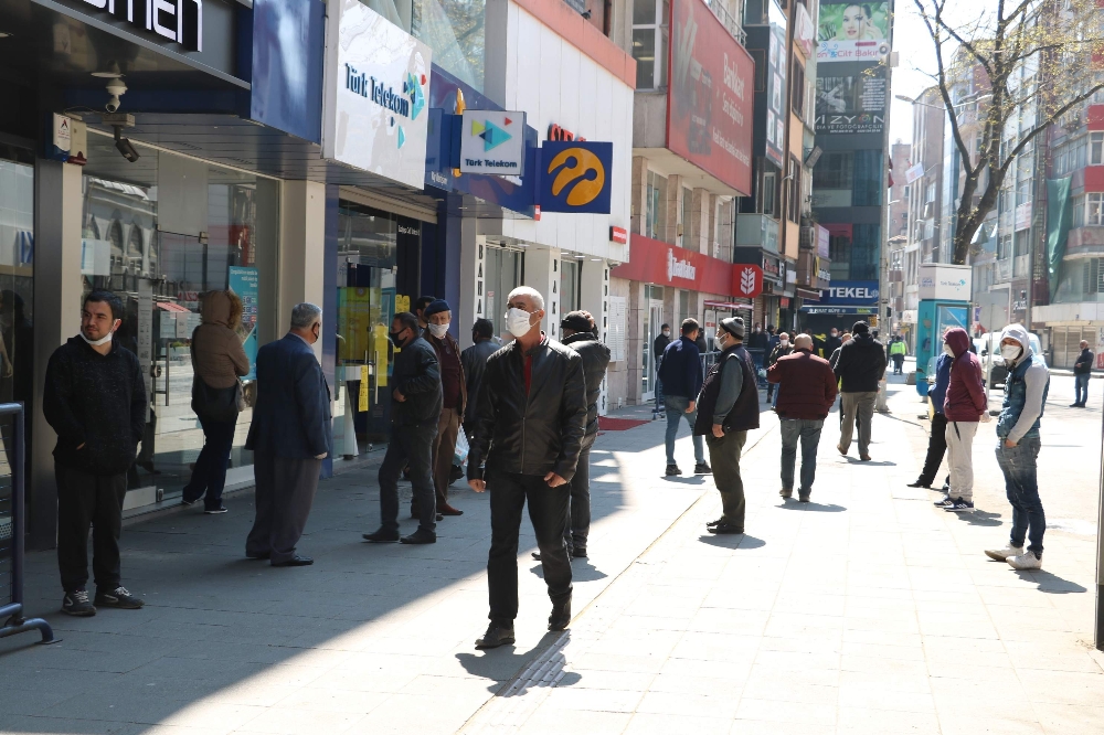 Sokağa çıkan vatandaşa 1.5 metre uyarısı
