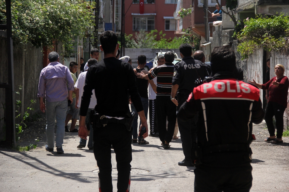 Sokağa çıkan vatandaşları polis ceza yazıp zorla eve soktu