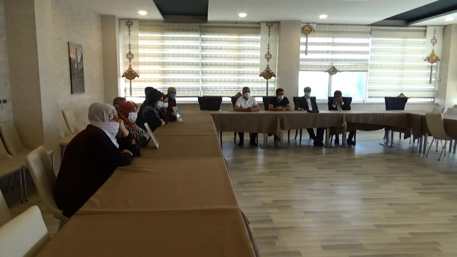 Sokağa çıkma kısıtlaması ailelerin evlat nöbetini kısıtlamadı, eylemlerine kaldıkları otelde devam ettiler