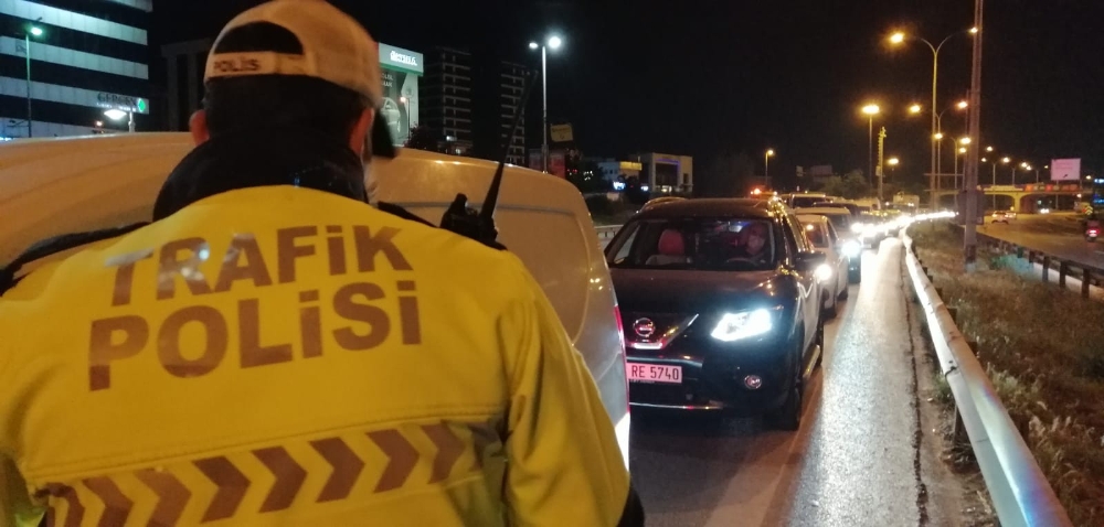 Sokağa çıkma kısıtlaması denetimleri aralıksız sürüyor