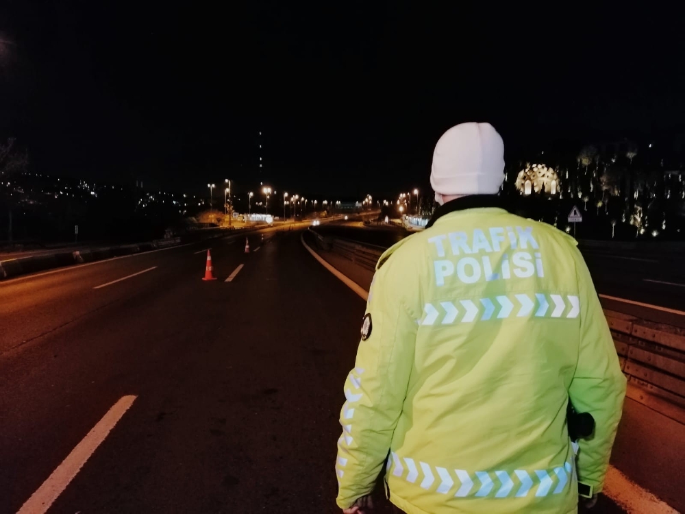 Sokağa çıkma kısıtlaması denetimleri gece boyunca devam etti