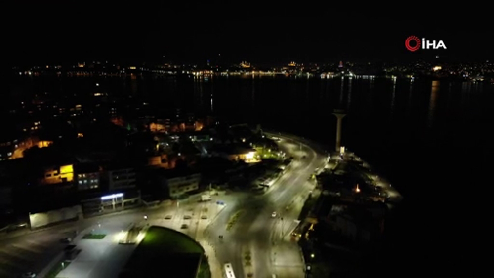 Sokağa çıkma kısıtlaması nedeniyle Üsküdar Meydanı boş kaldı