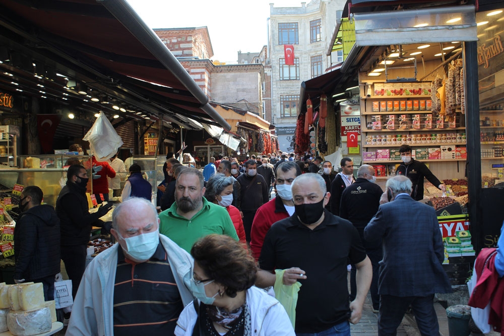 Sokağa çıkma kısıtlaması öncesi Eminönü Meydan’da insan yoğunluğu
