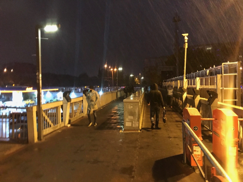 Sokağa çıkma kısıtlaması öncesi metrobüs ve yollarda yoğunluk oluştu