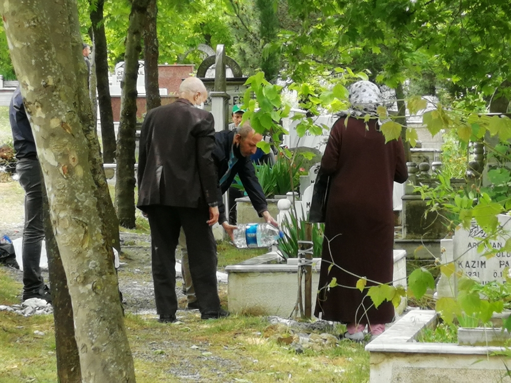 Sokağa çıkma kısıtlaması öncesi mezarlıklara akın ettiler